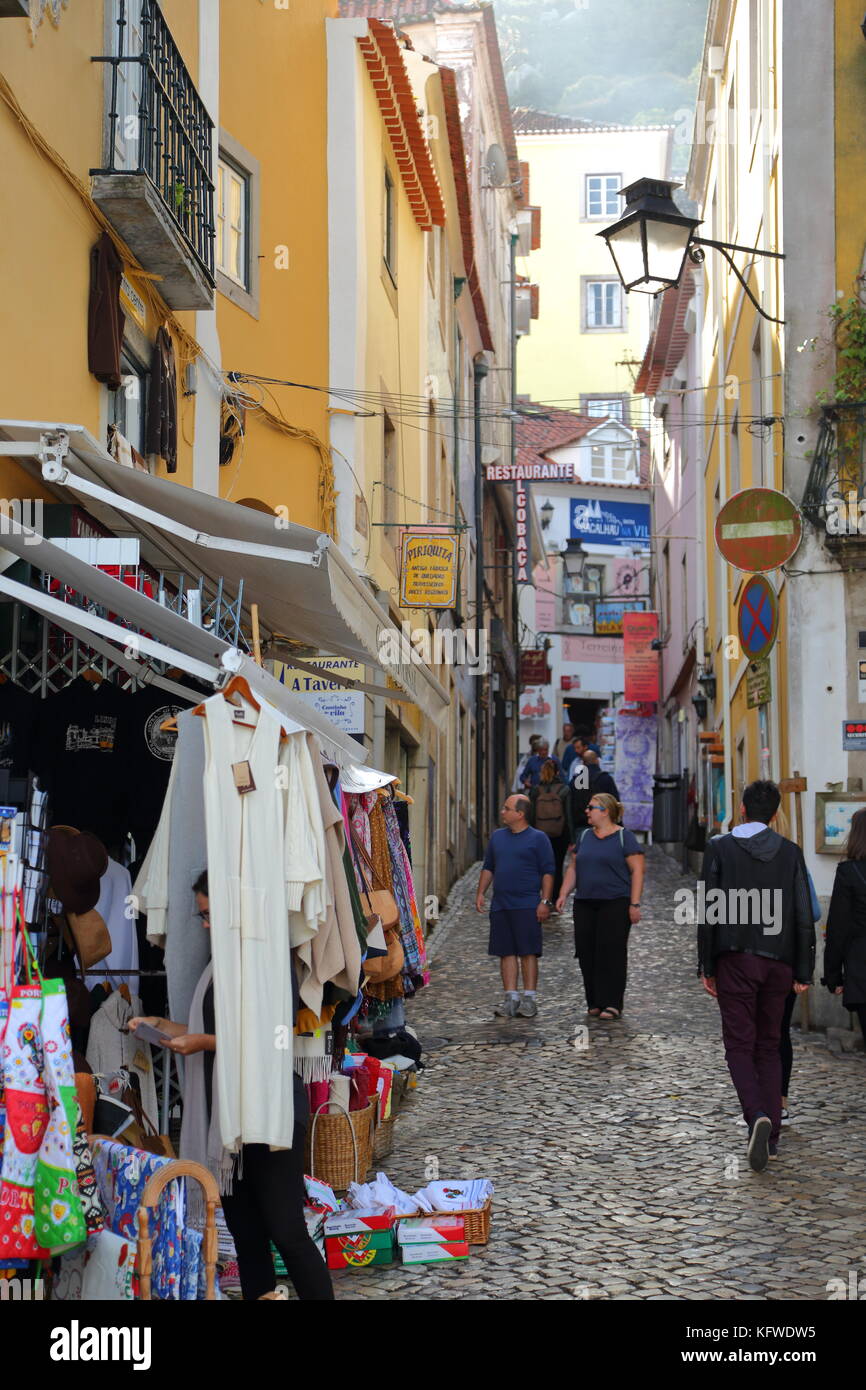 Stretta via dello shopping a Sintra, Portogallo Foto Stock