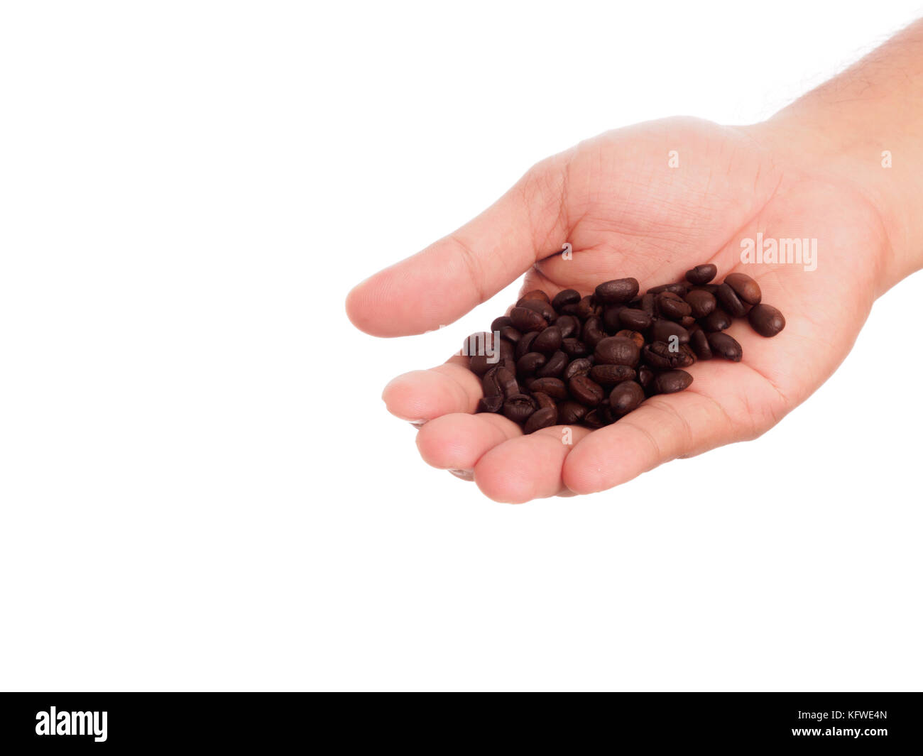 Mano che tiene i chicchi di caffè isolato su sfondo bianco Foto Stock