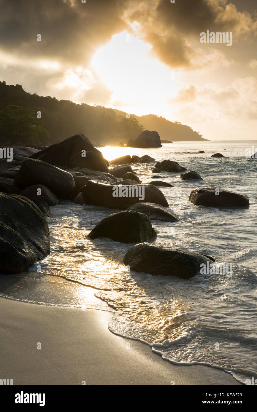 La Seychelles, Praslin, Anse Lazio, Spiaggia, sole che tramonta sulla costa nord Foto Stock