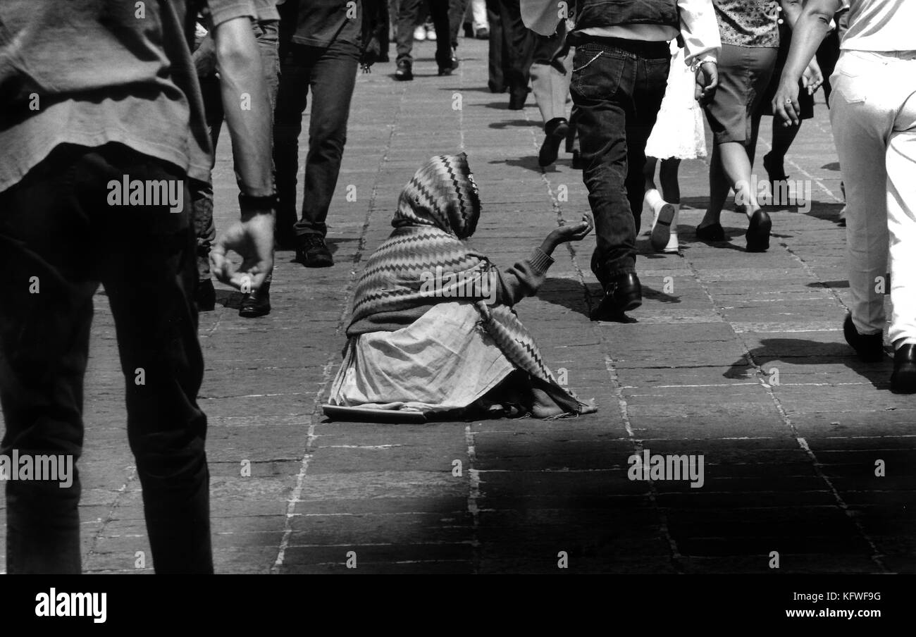 La donna a mendicare per le strade di Città del Messico. Foto Stock