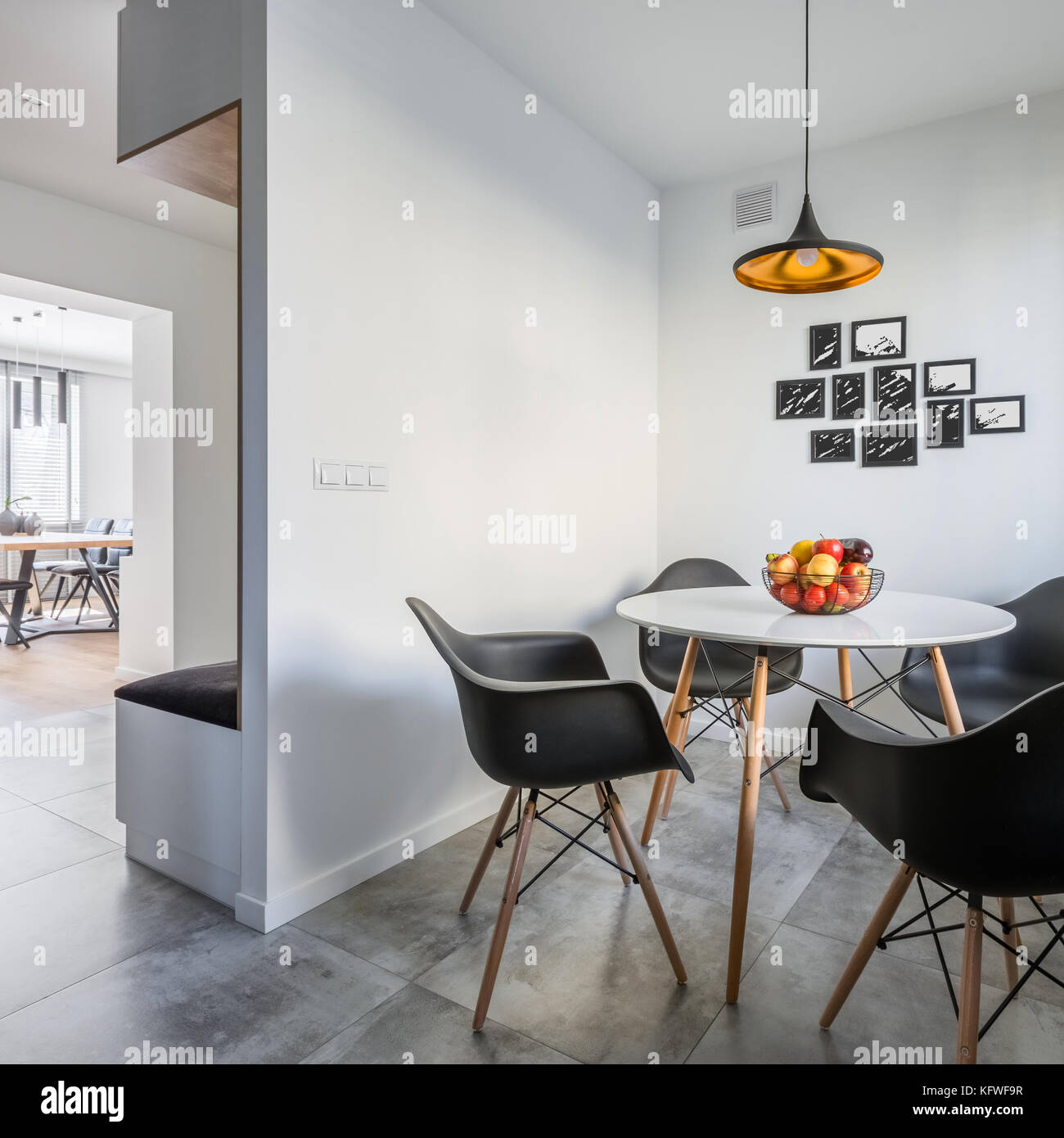 Casa moderna interno con tavolo rotondo e sedie nere Foto Stock