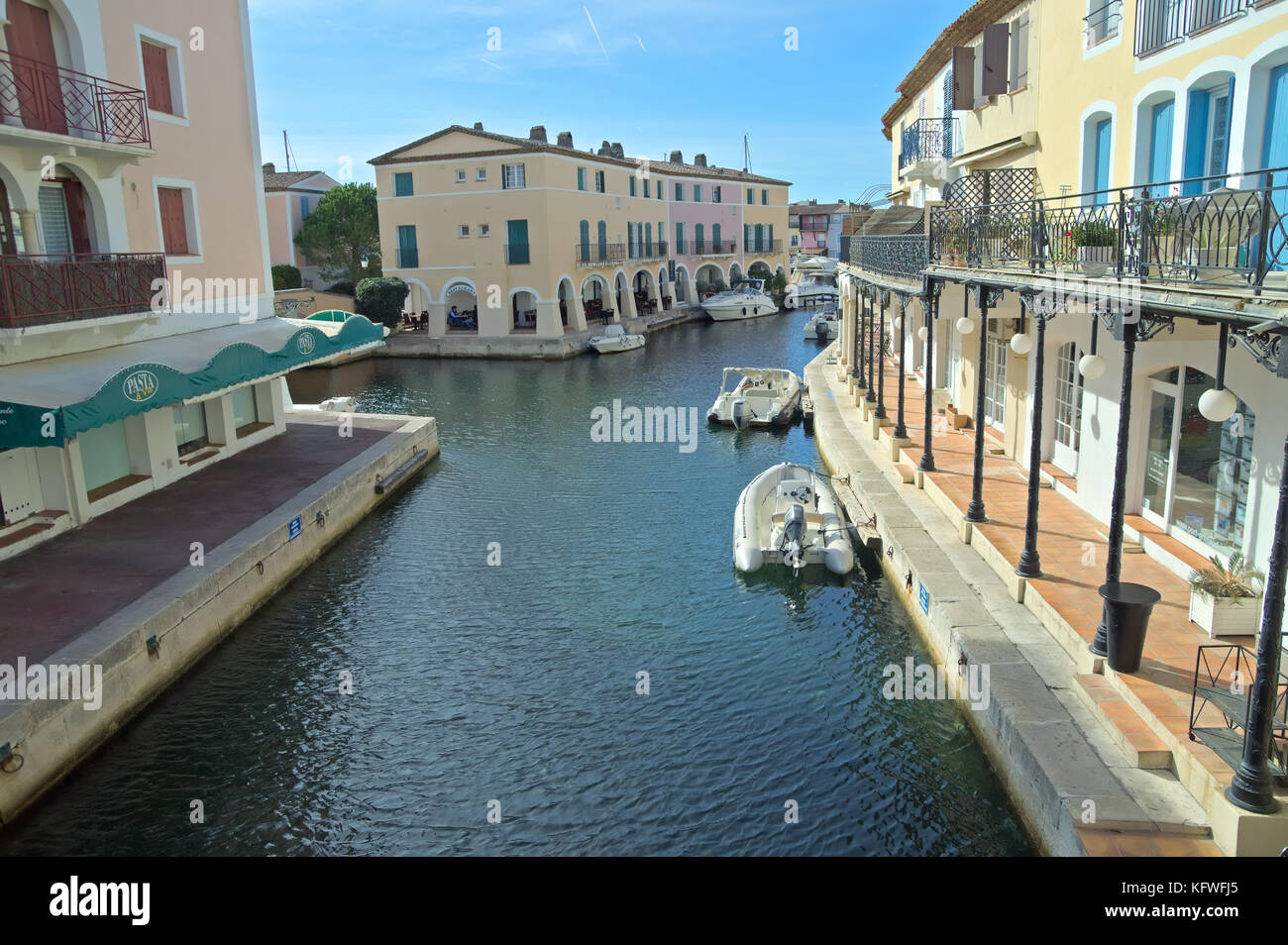 Un canale con pochi ancorato motore-barca nel porticciolo di Port Grimaud in costa azzurra. Foto Stock