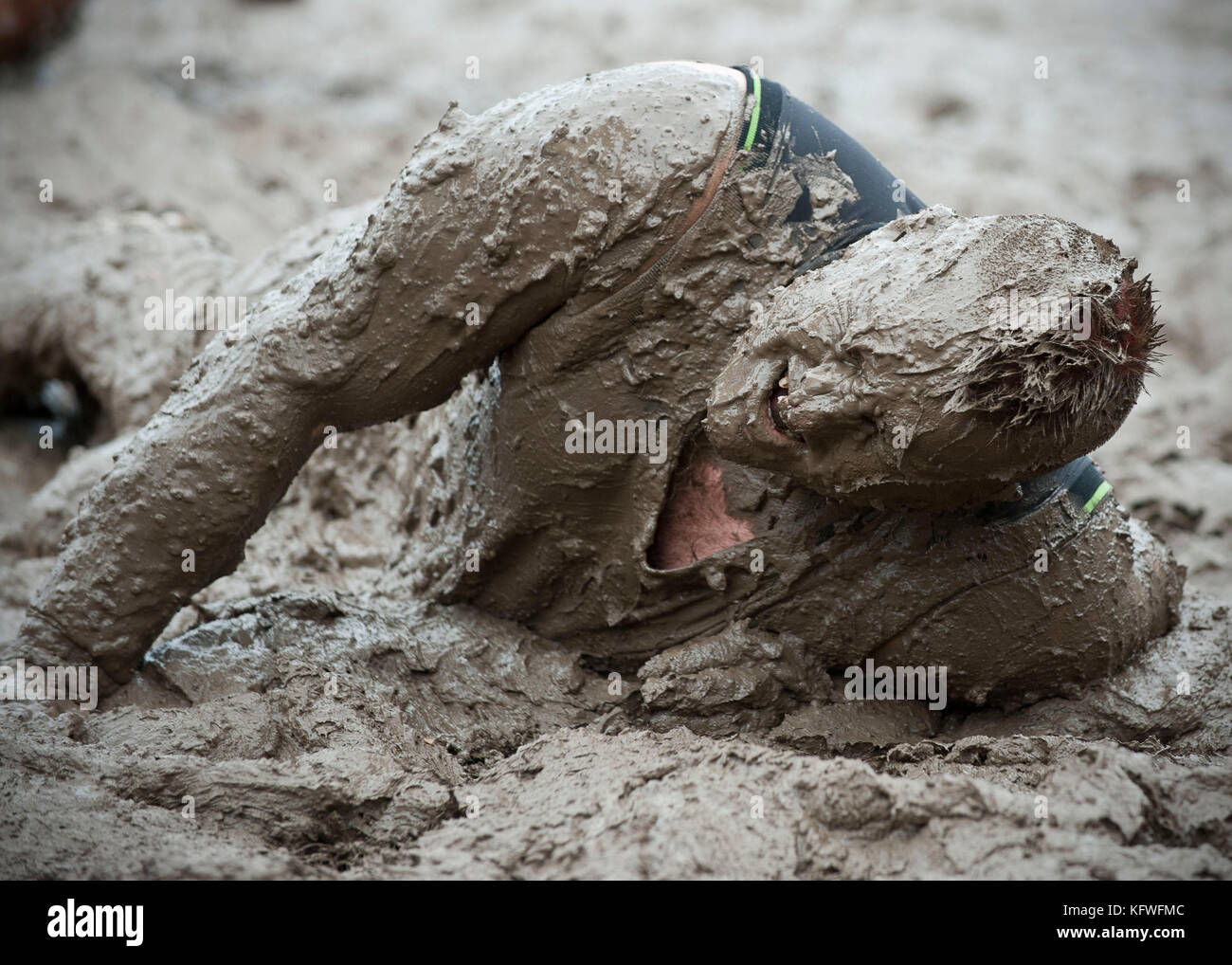 Atleti a Tufo Mudder endurance evento tenutosi a Dalkeith nei pressi di Edimburgo in Scozia. Foto Stock