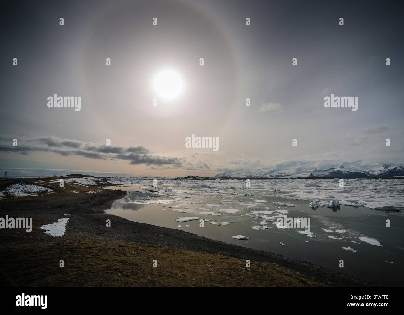 Sunbow sulla laguna di Jokulsarlon, Islanda. Foto Stock