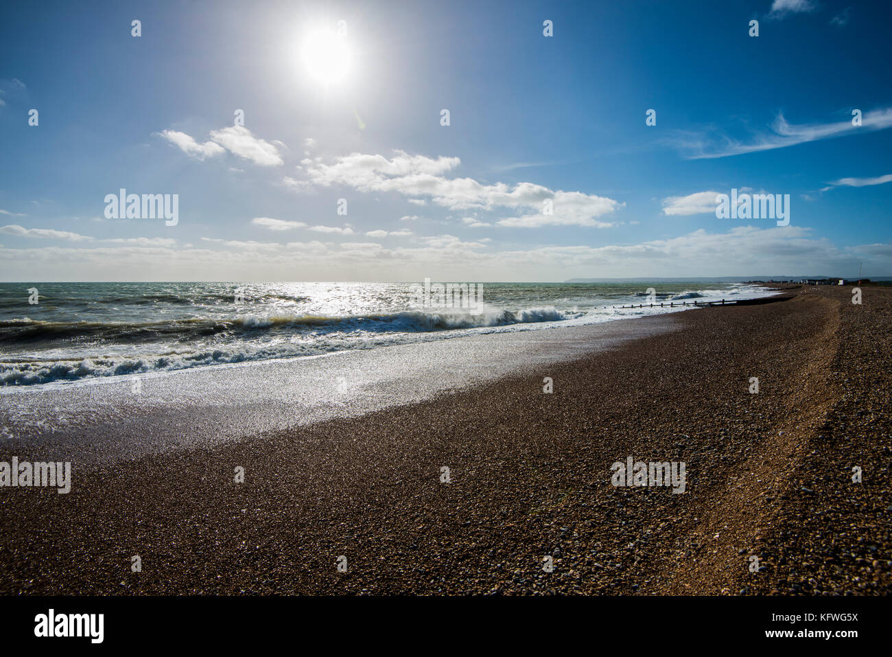 Cooden Beach. Cooden, vicino a Bexhill-on-Sea, offre splendide viste sulla spiaggia verso Pevensey Bay, Beachy Head e Eastbourne. Un ottimo posto per ascoltare il ruggito del surf. Foto Stock