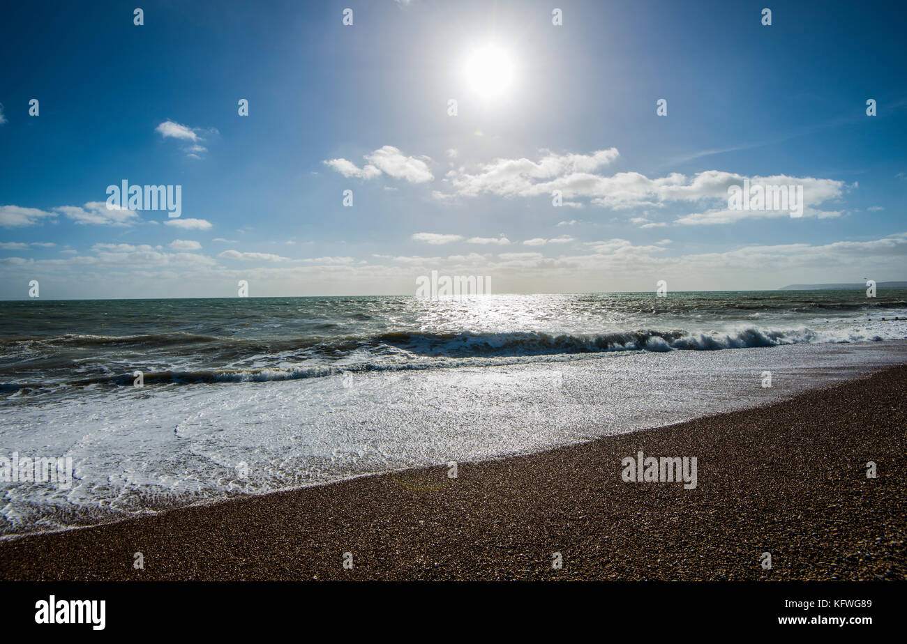 Cooden Beach. Cooden, vicino a Bexhill-on-Sea, offre splendide viste sulla spiaggia verso Pevensey Bay, Beachy Head e Eastbourne. Un ottimo posto per ascoltare il ruggito del surf. Foto Stock