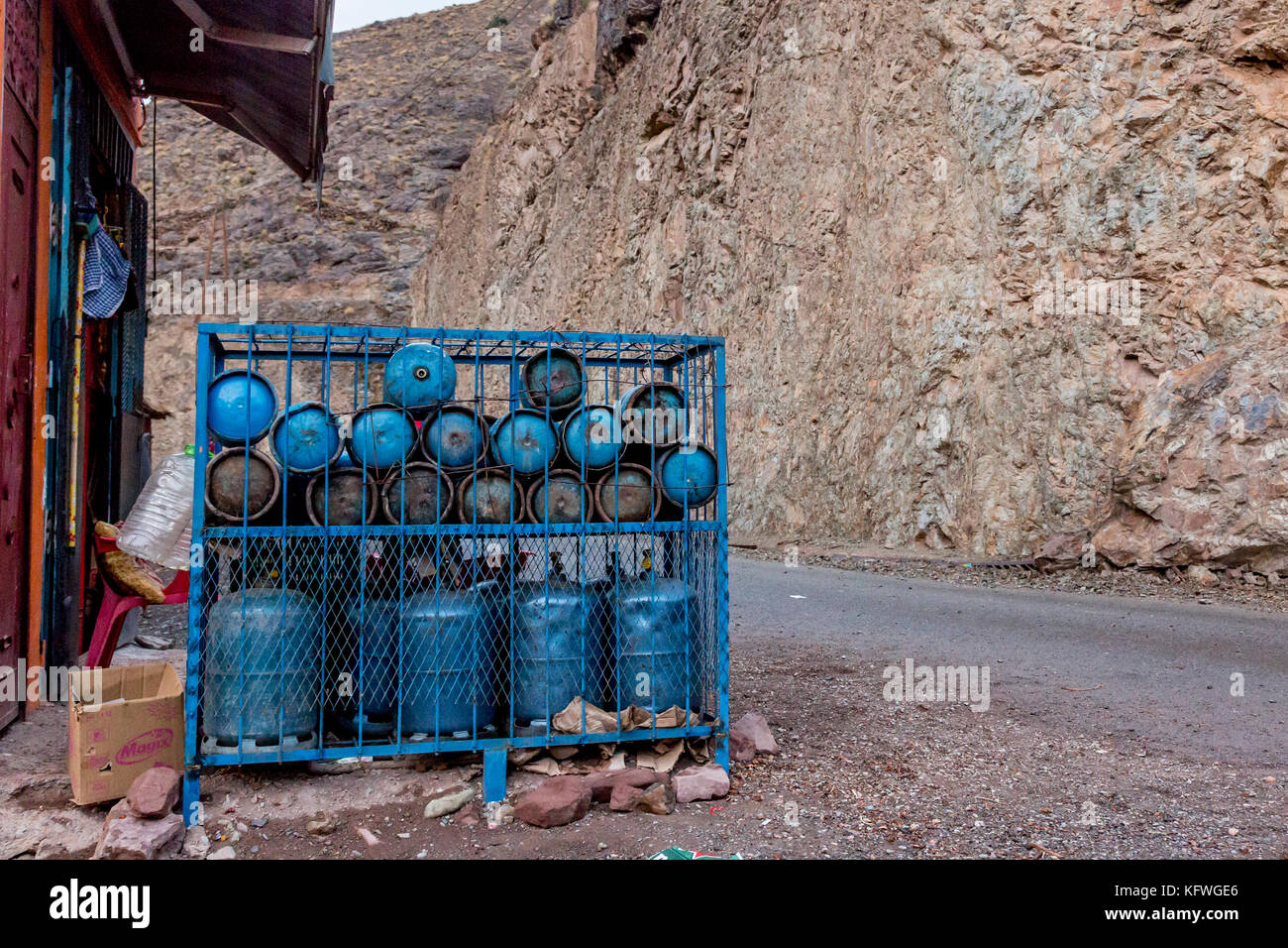 Megdaz, Marocco, 15 ottobre, 2017: un negozio locale con uomo berbero, megdaz un tradizionale villaggio berbero situato in alto atlante, costruita sul mou Foto Stock