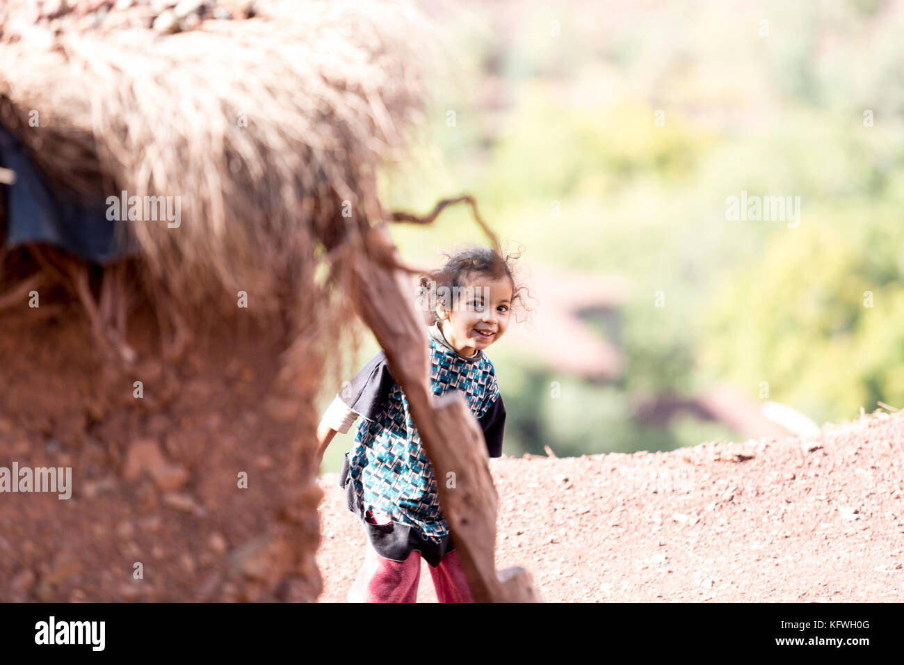 Megdaz, Marocco, 15 ottobre, 2017: indigeni popolo berbero in megdaz, un villaggio situato in alto atlante, costruita sulle pendici delle montagne, fatta di Foto Stock