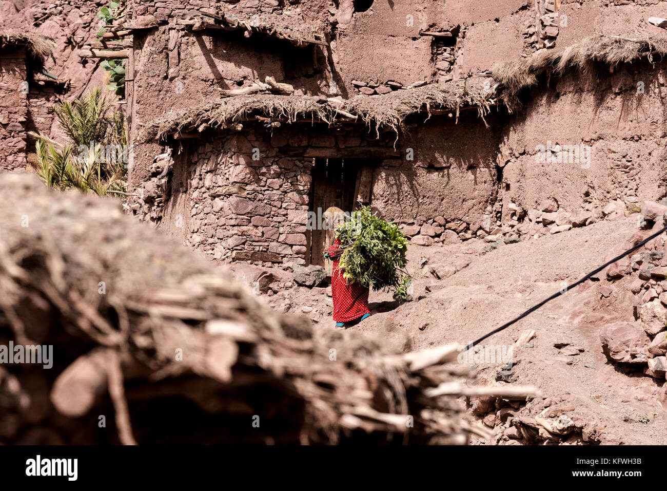 Megdaz, Marocco, 15 ottobre, 2017: indigeni popolo berbero in megdaz, un villaggio situato in alto atlante, costruita sulle pendici delle montagne, fatta di Foto Stock