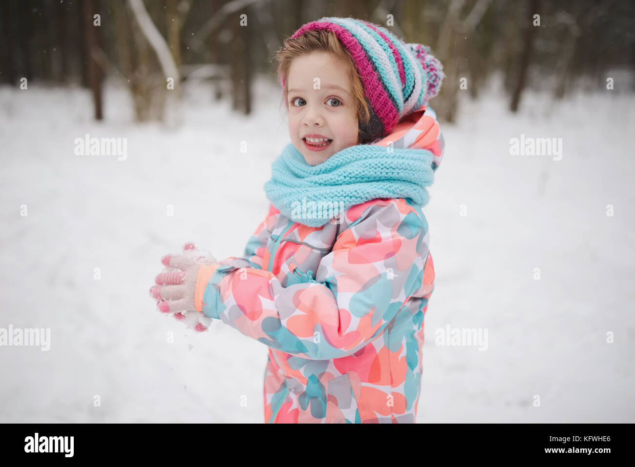 Carino bambina gioca con snowballs Foto Stock