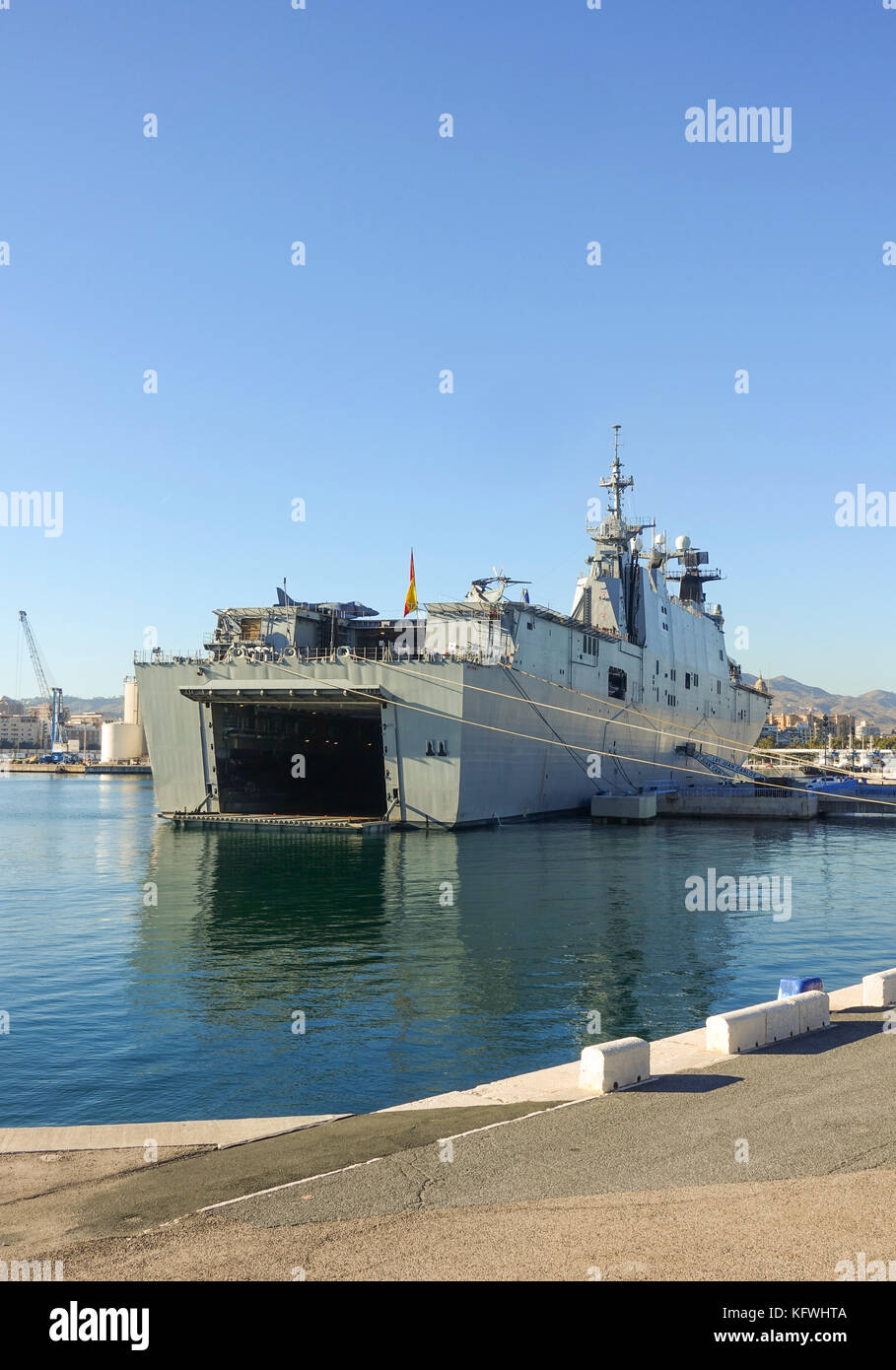 Portaerei, nave spagnola Juan Carlos I ormeggiata nel porto di Malaga, apertura di poppa della nave, Andalusia, Spagna. Foto Stock
