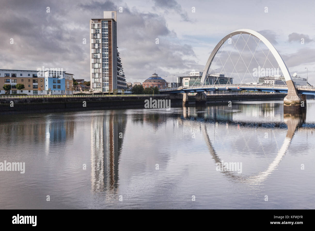 Il clyde arc riflessa nel fiume Clyde, Glasgow, Scozia. Foto Stock