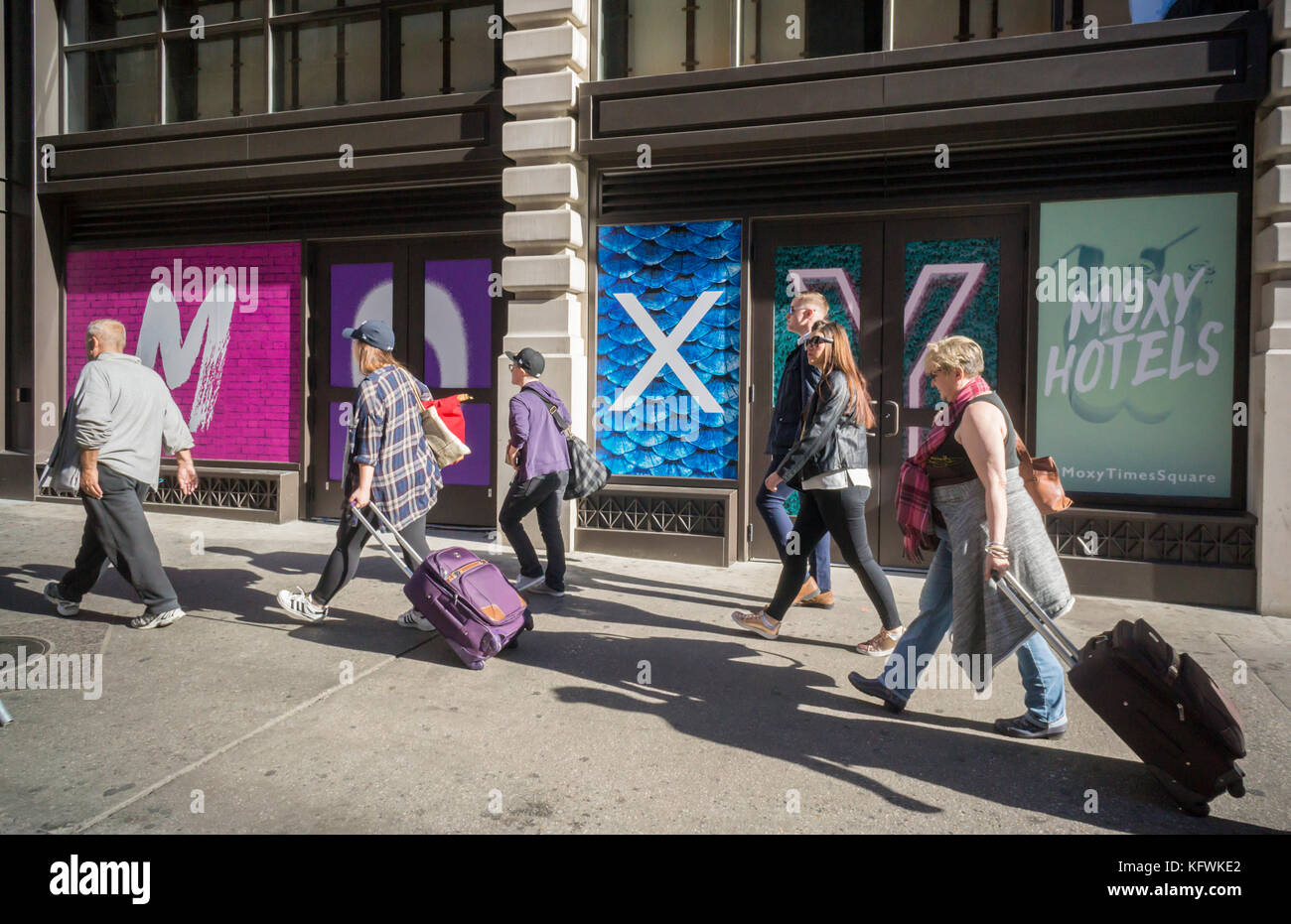 Digital signage sulla vendita al dettaglio del lato aperto di recente moxy times square hotel boutique nel quartiere di indumento in new york sabato, 28 ottobre 2017. moxy alberghi sono un marchio di Marriott International, la fatturazione stessa come experiential. (© richard b. levine) Foto Stock
