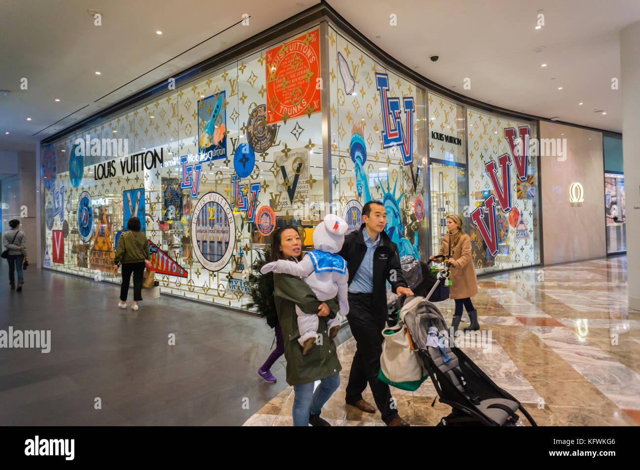 La Louis Vuitton pop-up store in brookfield Place Mall in new york domenica 29 ottobre, 2017. Il negozio è un tie-in con il 'volez, voguez, voyagez-Louis vuitton' esposizione. Il negozio sarà aperto fino a marzo 2018. (© richard b. levine) Foto Stock