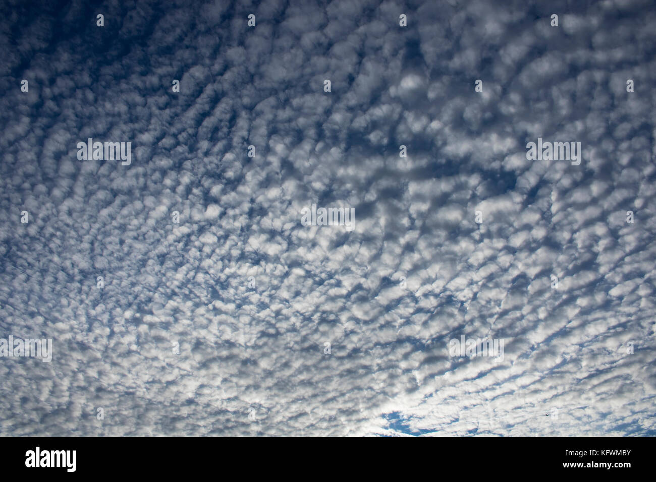 Nuvole sparse nubi nel cielo di Londra Foto Stock