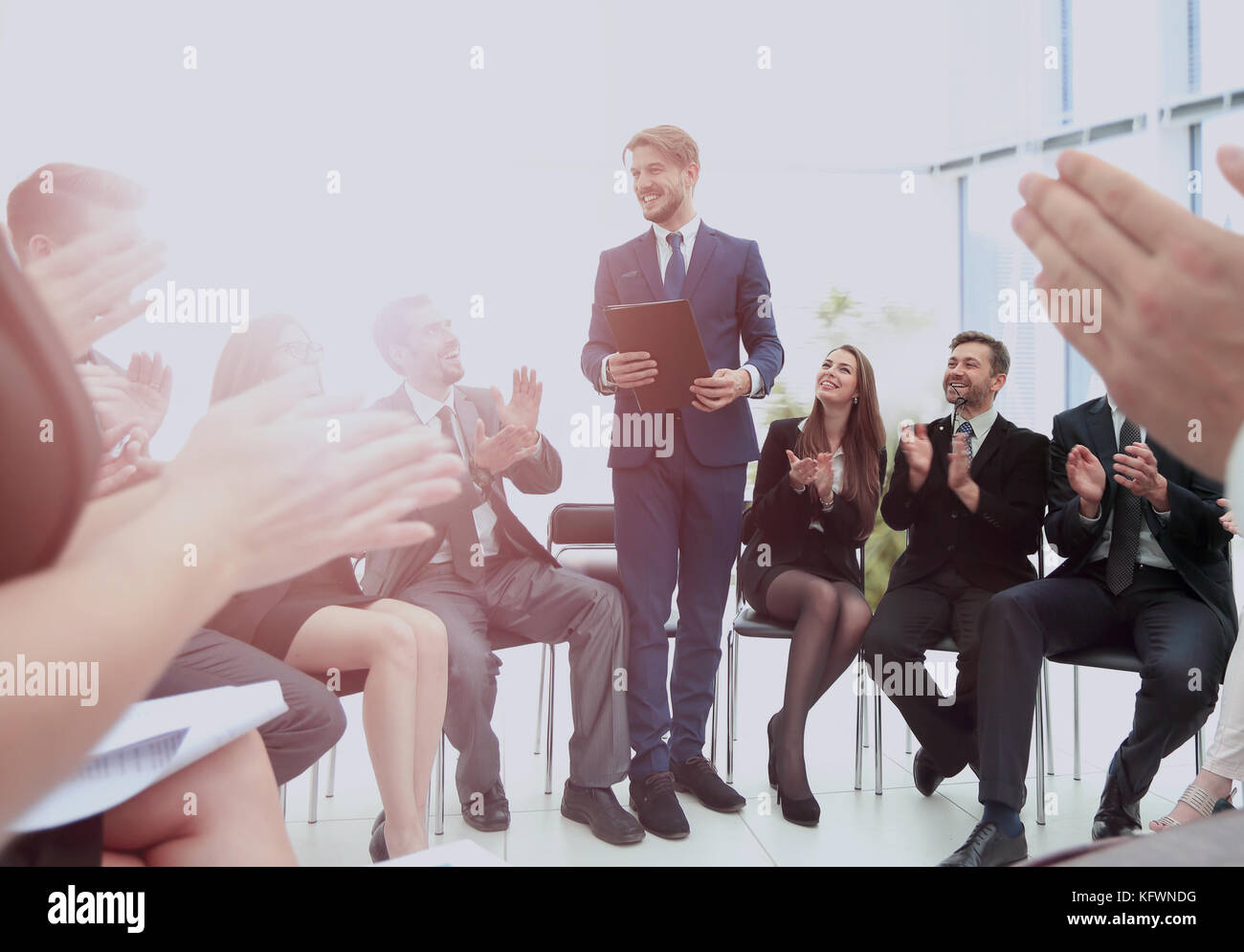 Altoparlante dando un talk sulla corporate business conference. busines Foto Stock