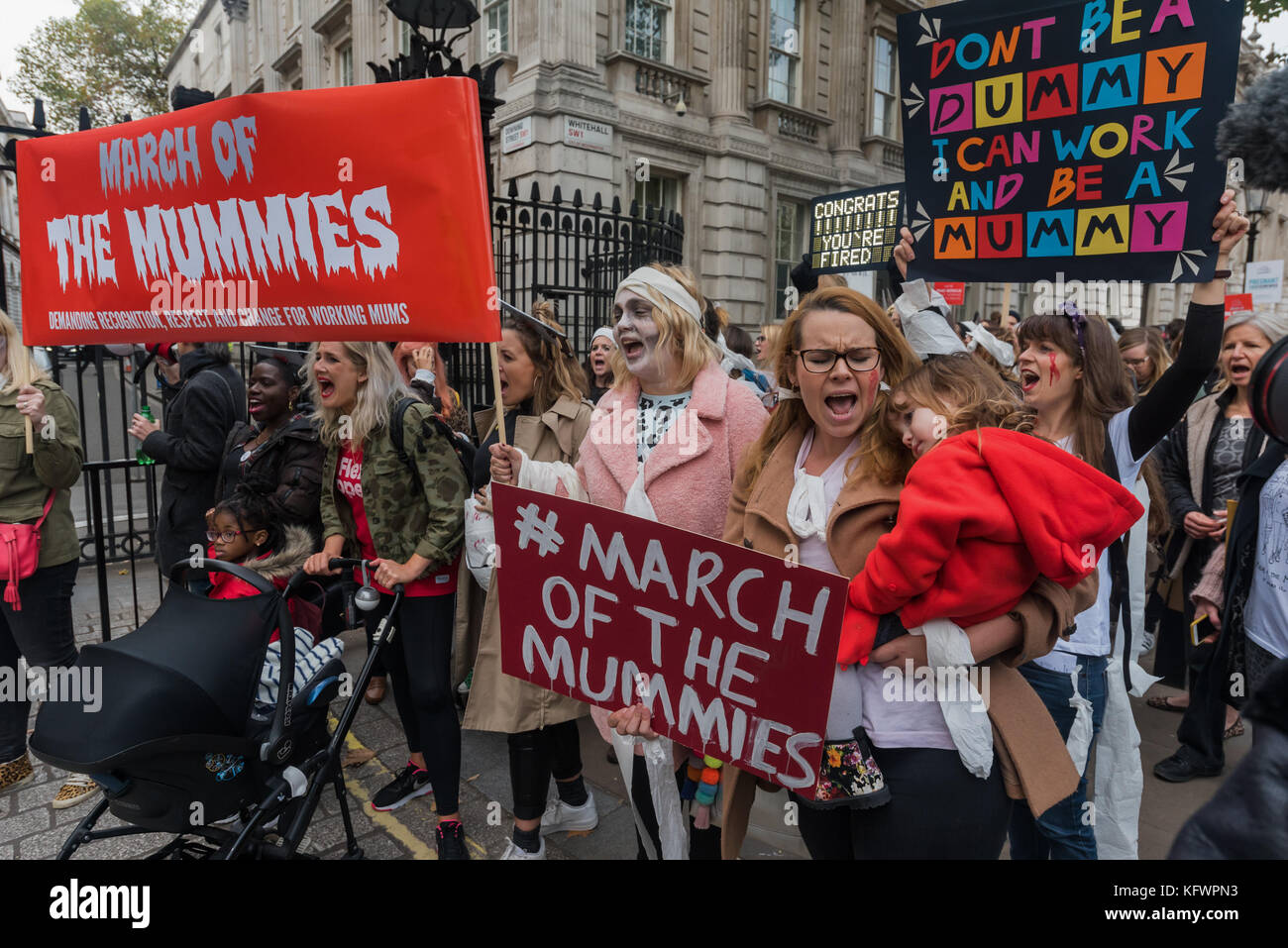 31 ottobre 2017 - Londra, Regno Unito. 31 ottobre 2017. Joeli Brearley del gruppo campagna incinta poi fregato tiene una lista delle loro richieste al raduno in Piazza del Parlamento che chiede un'azione sulla gravidanza e la discriminazione della maternità dopo che un rapporto commissionato dal governo ha mostrato che ogni anno 54.000 donne, 1 su 9 di quelle che rimangono incinte vengono licenziate. Questa cifra è quasi raddoppiata negli ultimi dieci anni ed è stato quasi impossibile per queste vittime accedere alla giustizia, con meno dell'1 per cento che ha presentato una richiesta di giudizio. Il governo non ha fatto nulla nei 14 mesi successivi alla pubblicazione del rapporto Foto Stock