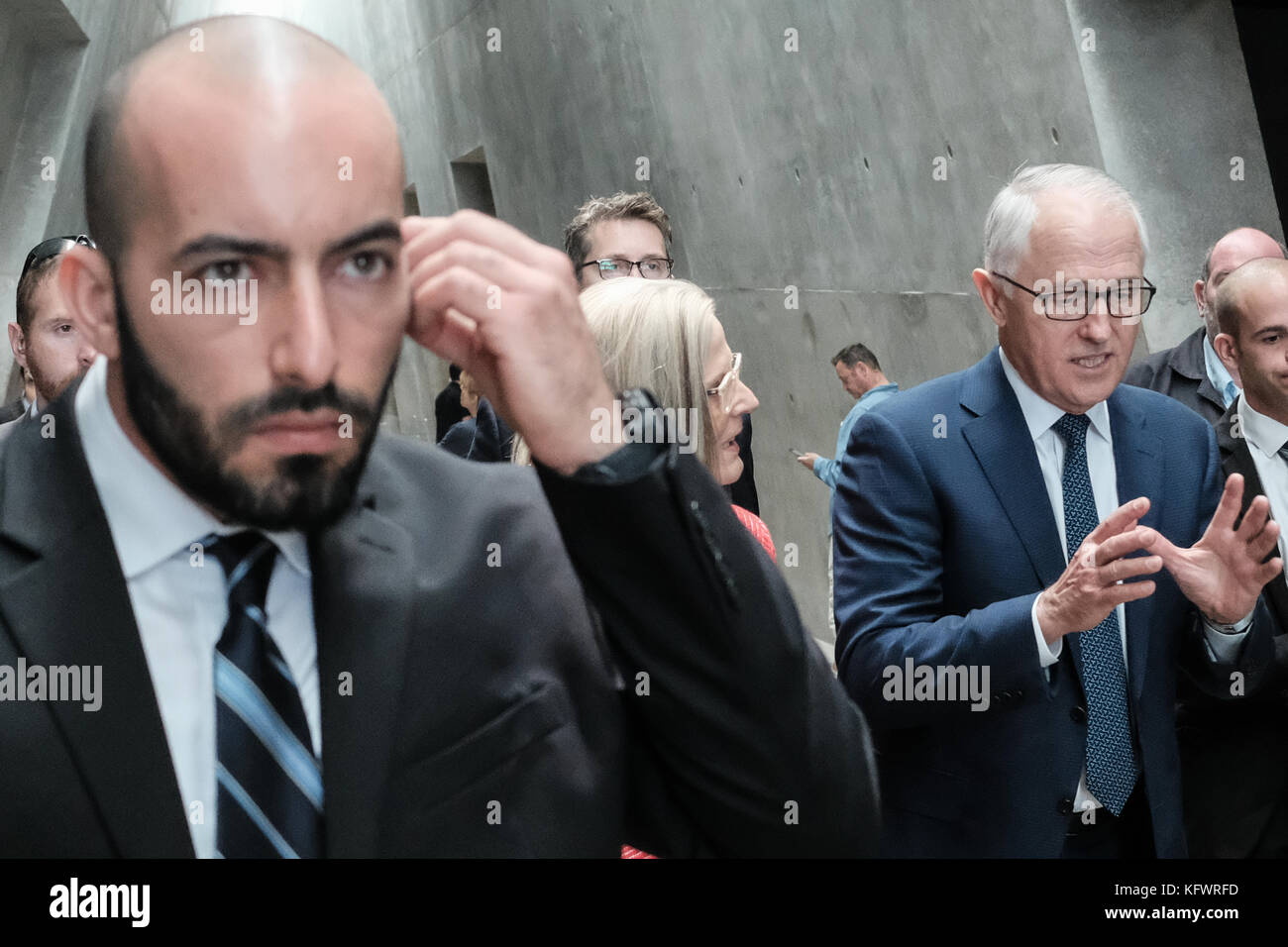 Gerusalemme, Israele. 1 nov, 2017. primo ministro dell'australia, Malcolm Turnbull (r), tours lo Yad Vashem Holocaust Museum. accompagnati dal coniuge lucyturnbull, il pm ha visitato il museo, ha partecipato ad una cerimonia commemorativa, ha visitato i bambini memorial e firmato il museo guest book. turnbull è in Israele in occasione del centenario commemorazioni per truppe anzac australiano del quarto e dodicesimo reggimenti della quarta luce Brigata di cavalli che hanno preso parte alla liberazione di Beersheba su 31 ottobre 1917 nella prima guerra mondiale. Credito: nir alon/alamy live news Foto Stock