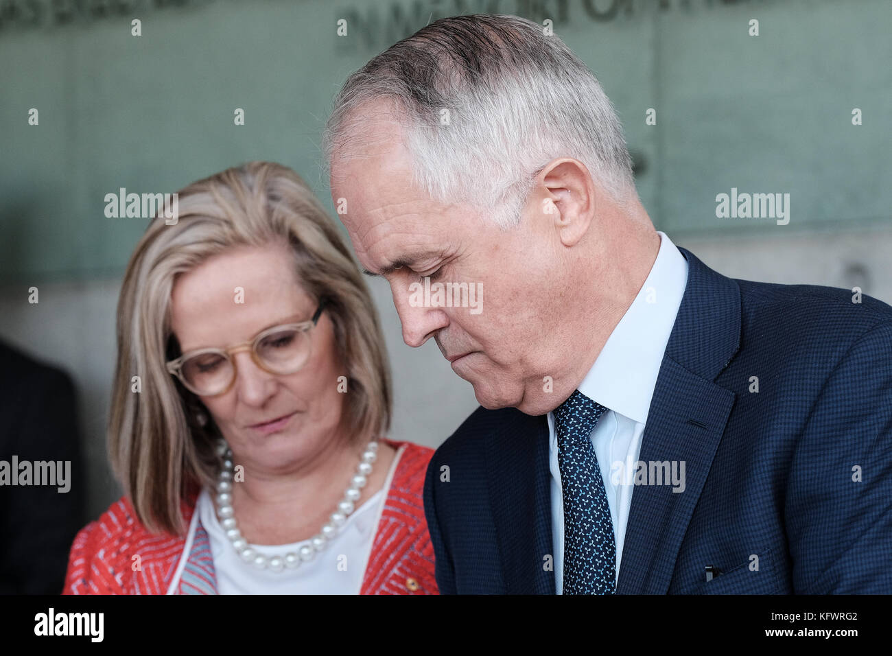 Gerusalemme, Israele. 1 nov, 2017. primo ministro dell'australia, Malcolm Turnbull e moglie Lucy turnbull, firmare il libro degli ospiti di concludere una visita al memoriale di Yad Vashem Holocaust Museum di Gerusalemme. il pm ha visitato il museo, ha partecipato ad una cerimonia commemorativa, ha visitato i bambini memorial e firmato il museo guest book. turnbull è in Israele in occasione del centenario commemorazioni per truppe anzac australiano del quarto e dodicesimo reggimenti della quarta luce Brigata di cavalli che hanno preso parte alla liberazione di Beersheba su 31 ottobre 1917 nella prima guerra mondiale. Credito: nir alon/alamy live news Foto Stock