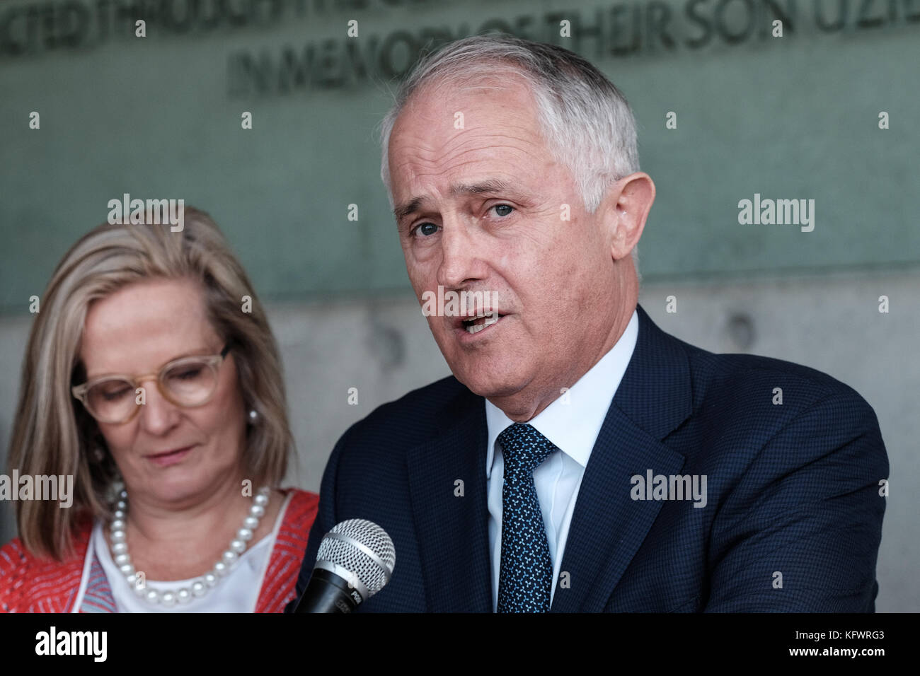Gerusalemme, Israele. 1 nov, 2017. primo ministro dell'australia, Malcolm Turnbull e moglie Lucy turnbull, firmare il libro degli ospiti di concludere una visita al memoriale di Yad Vashem Holocaust Museum di Gerusalemme. il pm ha visitato il museo, ha partecipato ad una cerimonia commemorativa, ha visitato i bambini memorial e firmato il museo guest book. turnbull è in Israele in occasione del centenario commemorazioni per truppe anzac australiano del quarto e dodicesimo reggimenti della quarta luce Brigata di cavalli che hanno preso parte alla liberazione di Beersheba su 31 ottobre 1917 nella prima guerra mondiale. Credito: nir alon/alamy live news Foto Stock