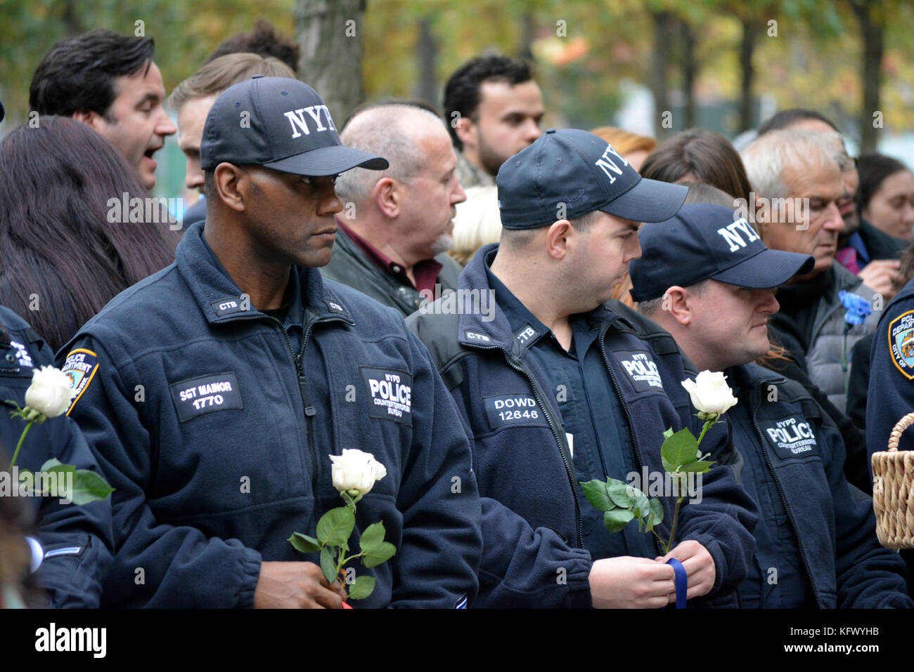 New York, Stati Uniti. 1 novembre 2017. Agenti di polizia che prendono parte a un momento di silenzio per onorare coloro che sono stati uccisi nell'attacco terroristico di un camion a Lower Manhattan. Crediti: Christopher Penler/Alamy Live News Foto Stock