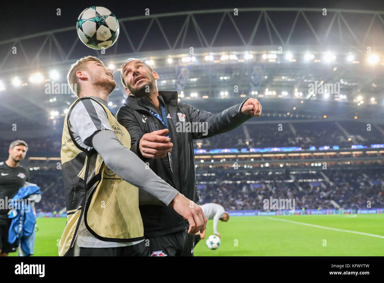 Porto, Portogallo. 01 nov, 2017. leipzig timo werner e psicologo sportivo sascha lente in un duello aereo prima della champions league soccer match tra fc porto e rb leipzig nell'Estadio do Dragao di porto, Portogallo, 01 novembre 2017. Credito: Jan woitas/dpa-zentralbild/dpa/alamy live news Foto Stock