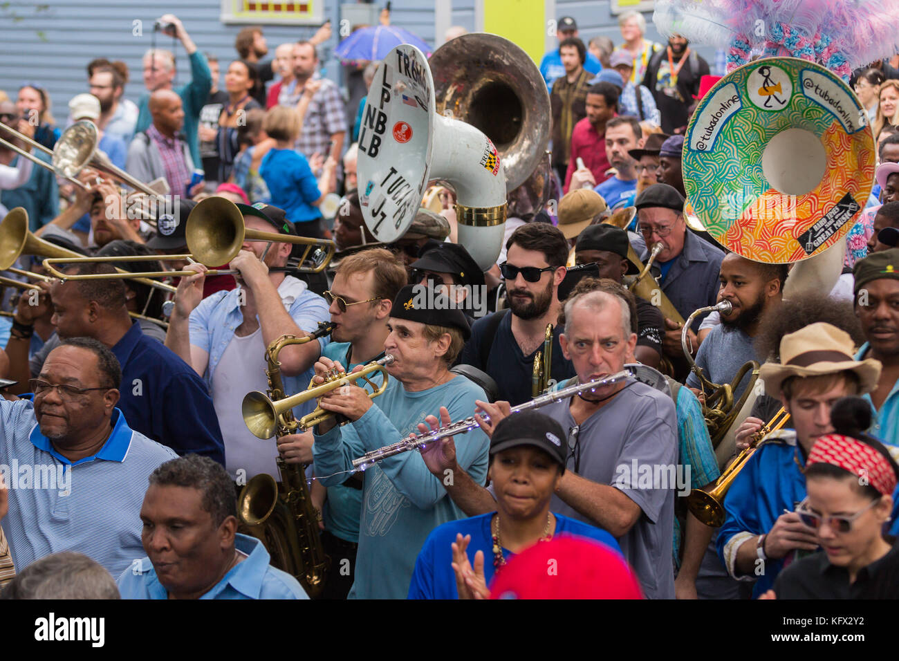 New Orleans, Stati Uniti. 01 Nov 2017. Folle di persone riempirono la strada nel Lower Ninth Ward per il tributo di New Orleans Second Line ad Antoine "Fats" Domino, che è recentemente scomparso. Credit: Tom Pumphret/Alamy Live News Foto Stock