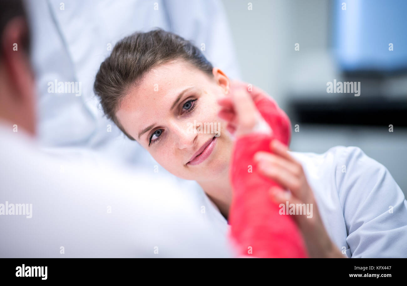 Hammm, Germania. 23 ottobre 2017. La studentessa di medicina nel suo anno pratico, Franziska Scott, dell'Università di Stettino mette su un gesso fuso nell'ospedale protestante di Hammm, Germania, 23 ottobre 2017. L'ospedale protestante di Hamm/Westf. È un ospedale universitario dell'Università di Stettino. Gli studenti di medicina completano il loro anno pratico a Hamm. Crediti: Guido Kirchner/dpa/Alamy Live News Foto Stock