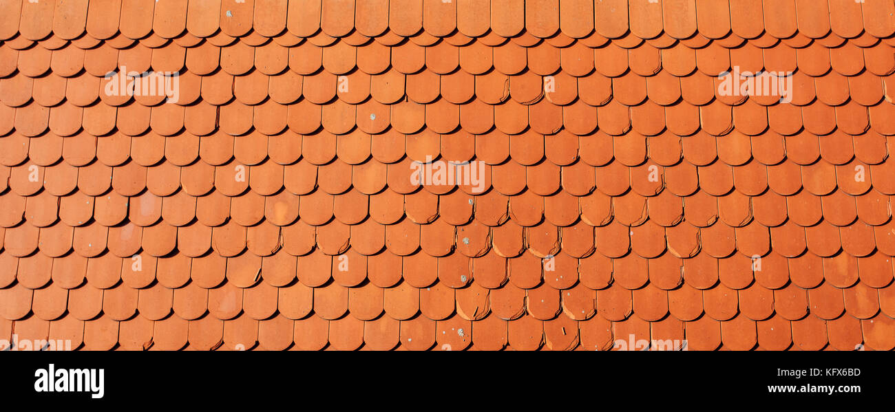 Tegola di Tetto texture, arancione in stile retrò piastrelle come sfondo Foto Stock