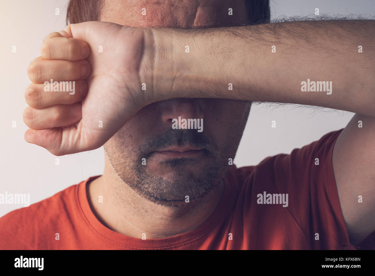 Vergogna e senso di colpa, l uomo che ricopre la faccia. vergogna disonorato e imbarazzato in persona. Foto Stock