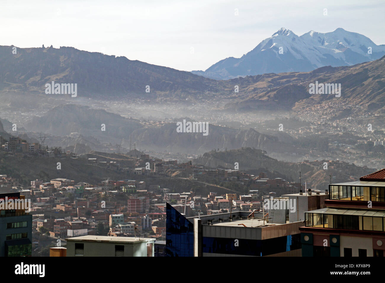 La Paz - il paesaggio e la città nella nebbia Foto Stock