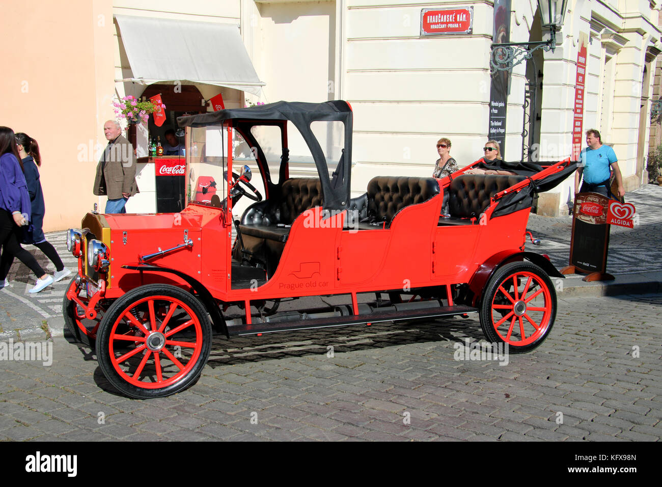 Belle vecchie auto rossa per visite turistiche di Praga, Repubblica ceca. Foto Stock