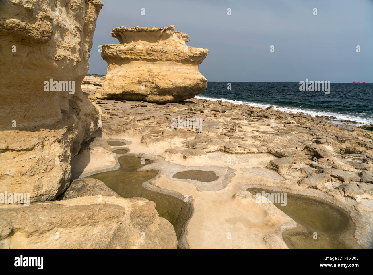 Felsige küste mit salzpfannen bei st. Peter's Pool auf der delimara halbinsel nahe marsaxlokk, malta | costa rocciosa con saline accanto a san pietro Foto Stock