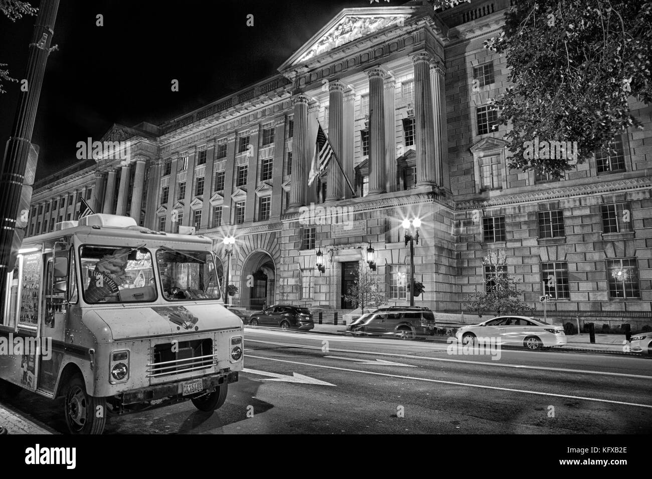 Settembre 12, 2017, Washington, DC, Stati Uniti d'America: il dipartimento del commercio degli Stati Uniti edificio, di notte con un cibo carrello parcheggiato di fronte. Il simbolo di grande rispetto a SMA Foto Stock Settembre 12, 2017, Washington, DC, Stati Uniti d'America: il dipartimento del commercio degli Stati Uniti edificio, di notte con un cibo carrello parcheggiato di fronte. Il simbolo di grande rispetto a SMA Foto Stock