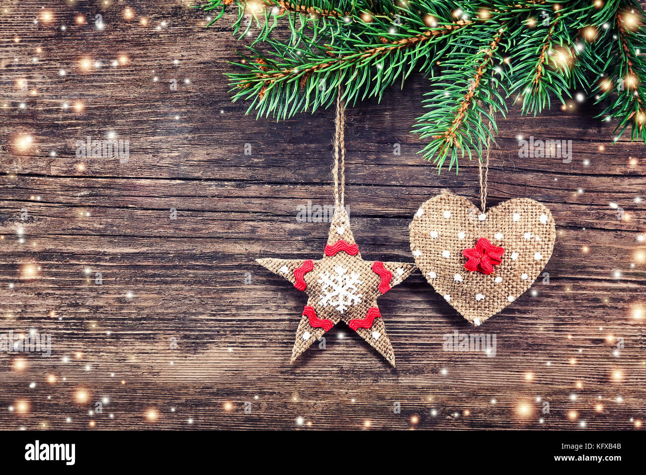 Decorazione di Natale su sfondo di legno con stelle di luce Foto Stock