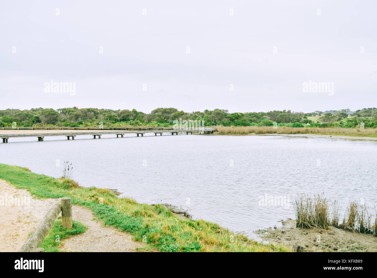 Australia, Victoria. Vicino al mare a sud, una corrente scorre verso il mare su una nuvoloso, giorno di pioggia vicino alla fine dell'inverno. Foto Stock