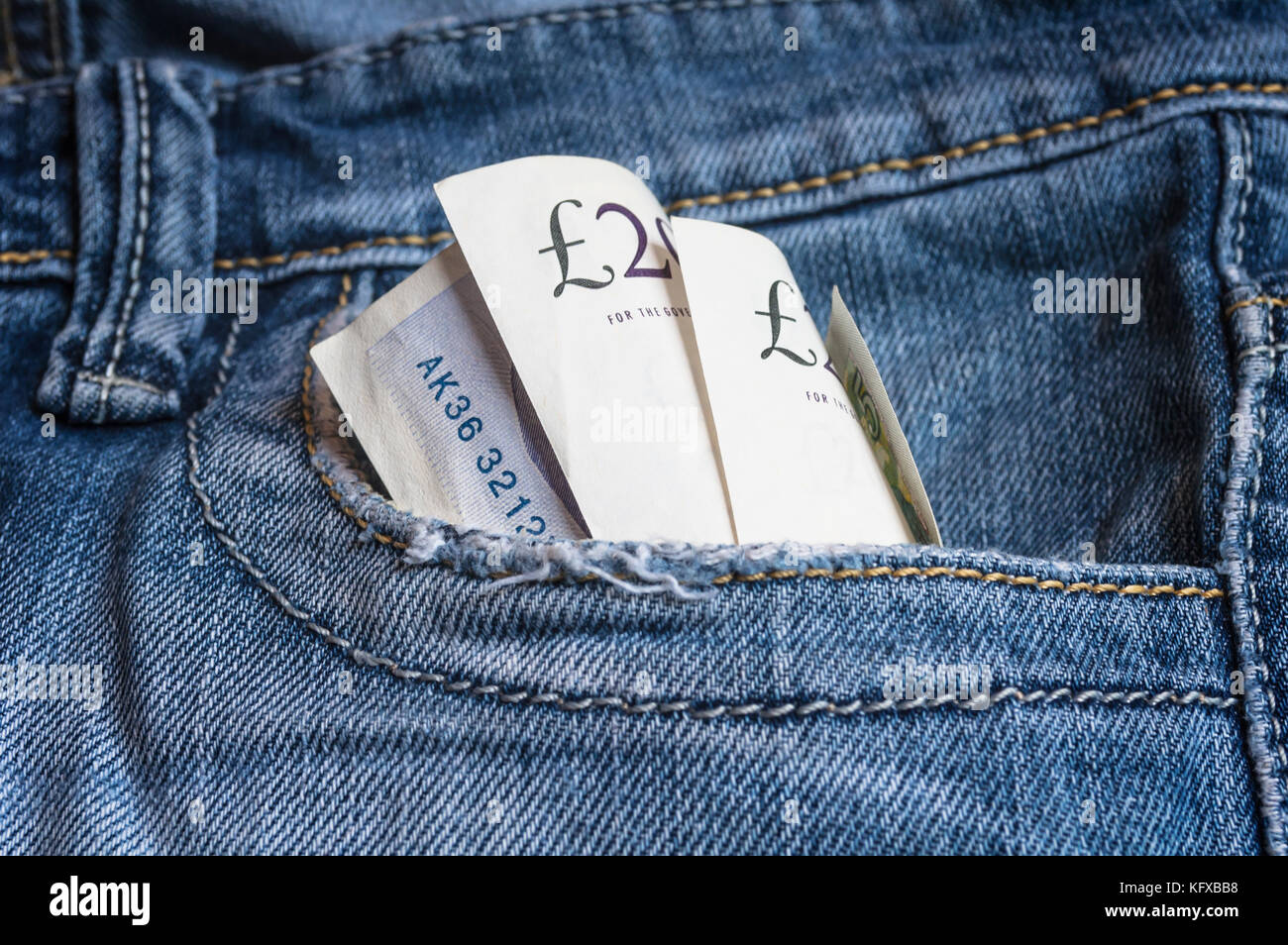 Sterline inglesi banconote in denim blu con tasca. concetto di guadagnare e risparmiare denaro. Foto Stock