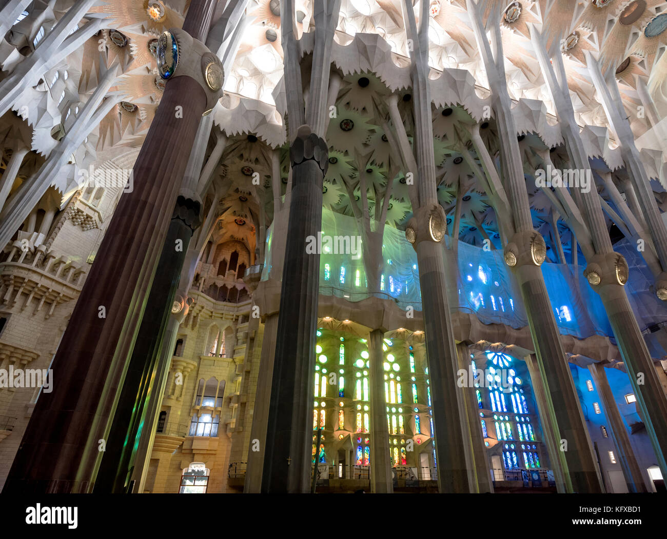 Colonne architettoniche interne e vetrate della Sagrada Familia di Barcellona Foto Stock