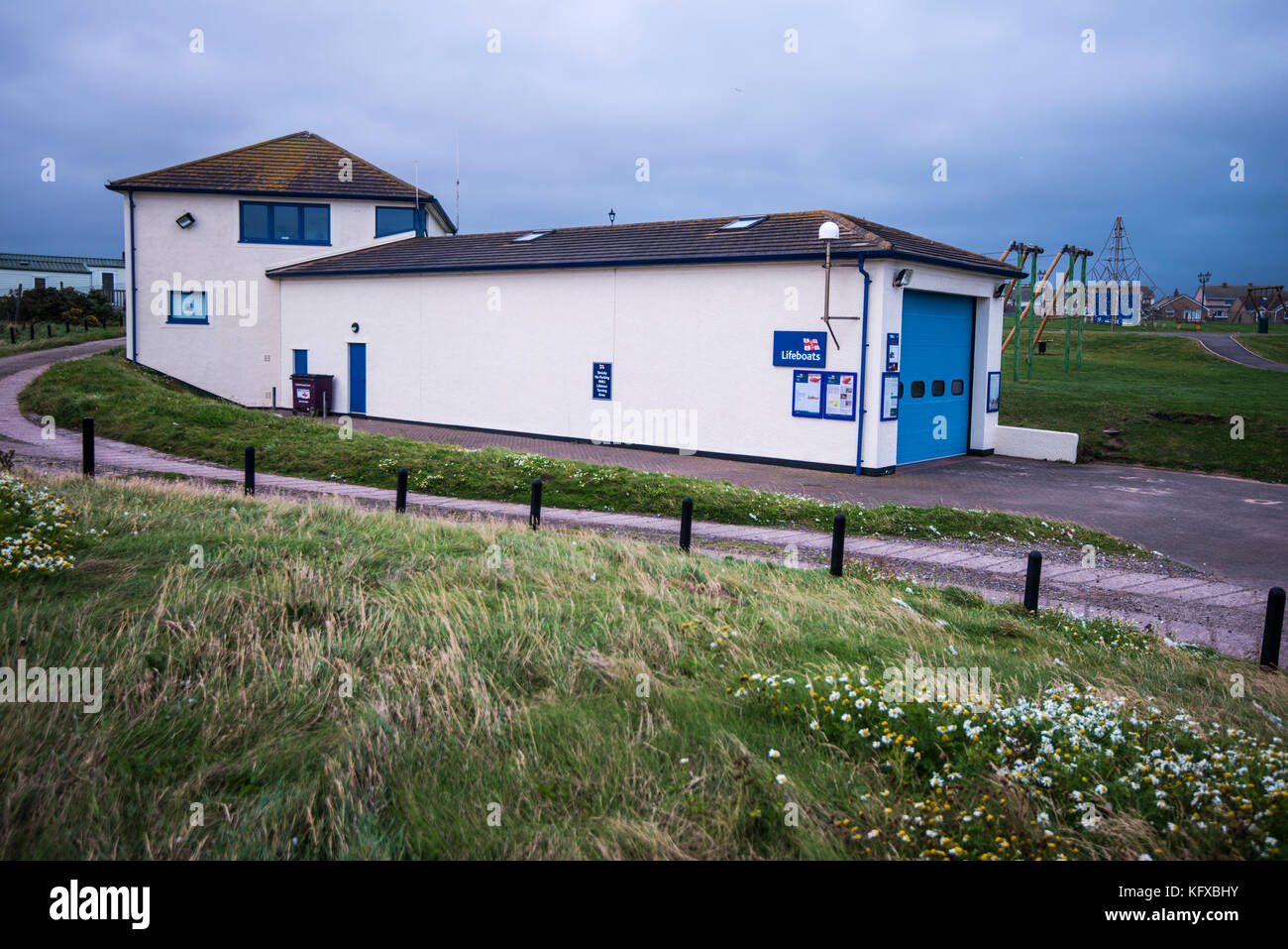 Scene costiere di St Bees Head. La stazione RNLI Lifeboat offre protezione vitale ai marittimi e ai turisti. La spiaggia era inquinata e aveva bisogno di essere pulita. Foto Stock