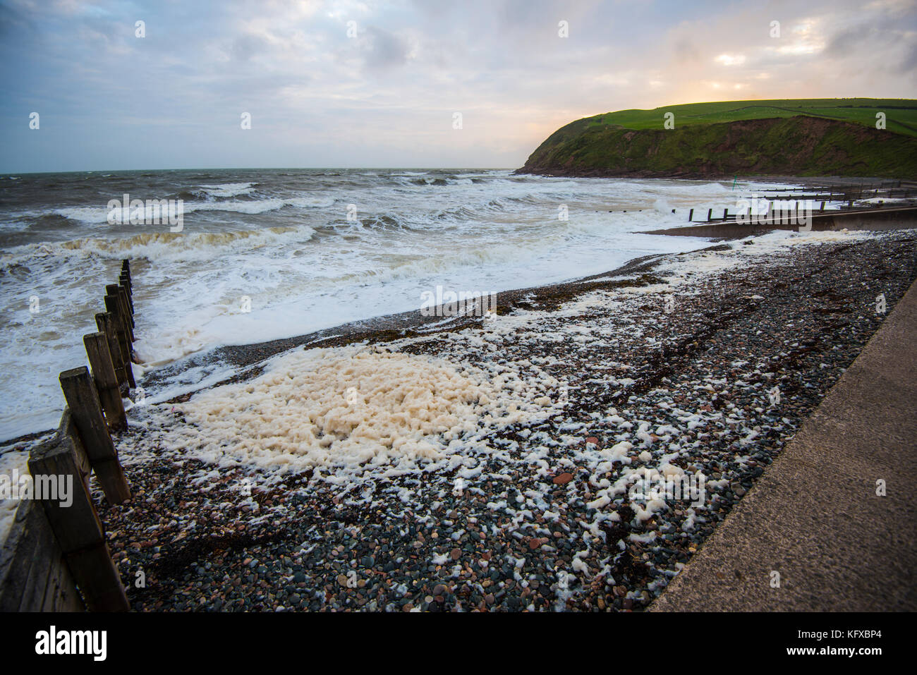 Scene costiere di St Bees Head. La stazione RNLI Lifeboat offre protezione vitale ai marittimi e ai turisti. La spiaggia era inquinata e aveva bisogno di essere pulita. Foto Stock
