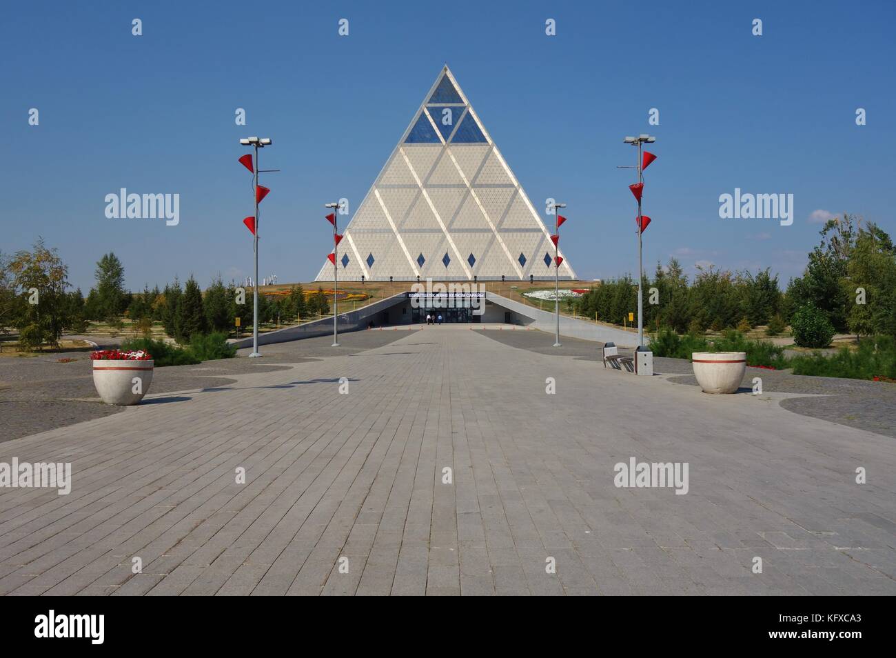 Il Palazzo della pace e della riconciliazione (piramide della pace e la Accord) è una struttura piramidale progettato dagli architetti britannici Foster e Partner Foto Stock