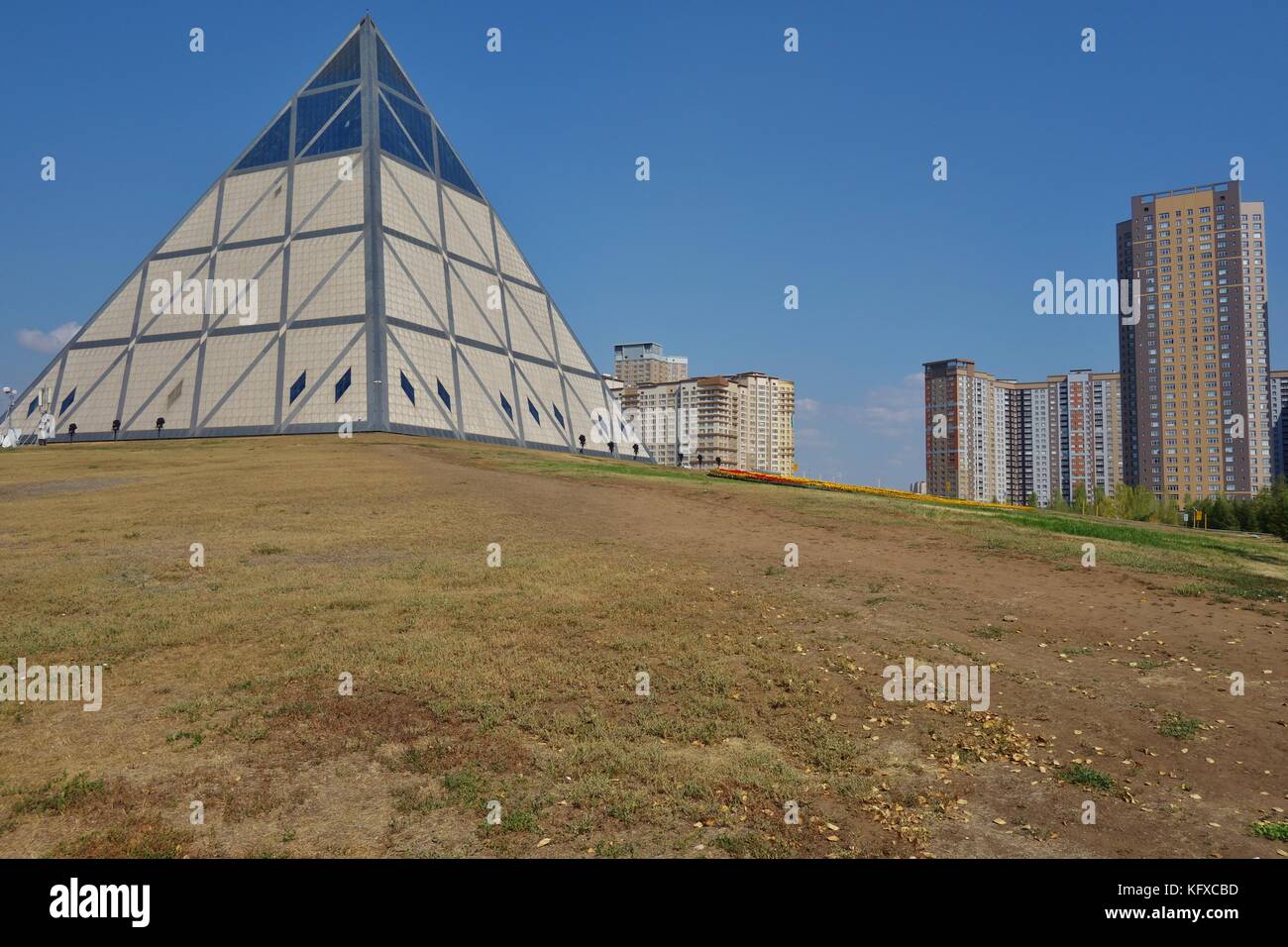 Il Palazzo della pace e della riconciliazione (piramide della pace e la Accord) è una struttura piramidale progettato dagli architetti britannici Foster e Partner Foto Stock