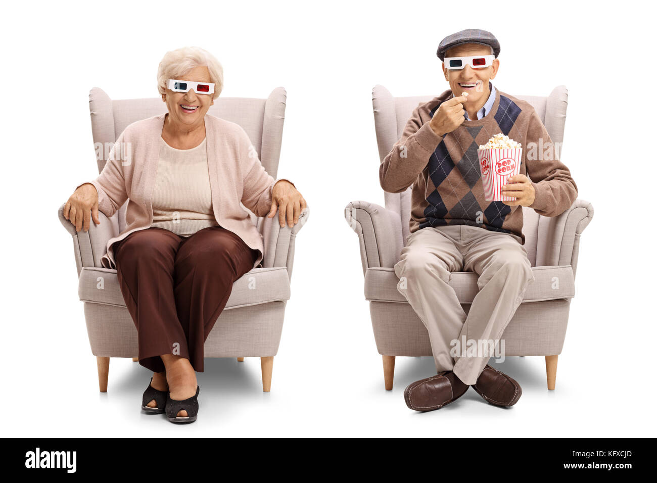 Gli anziani con 3-d bicchieri e popcorn seduto in poltrona e guardando la telecamera isolata su sfondo bianco Foto Stock