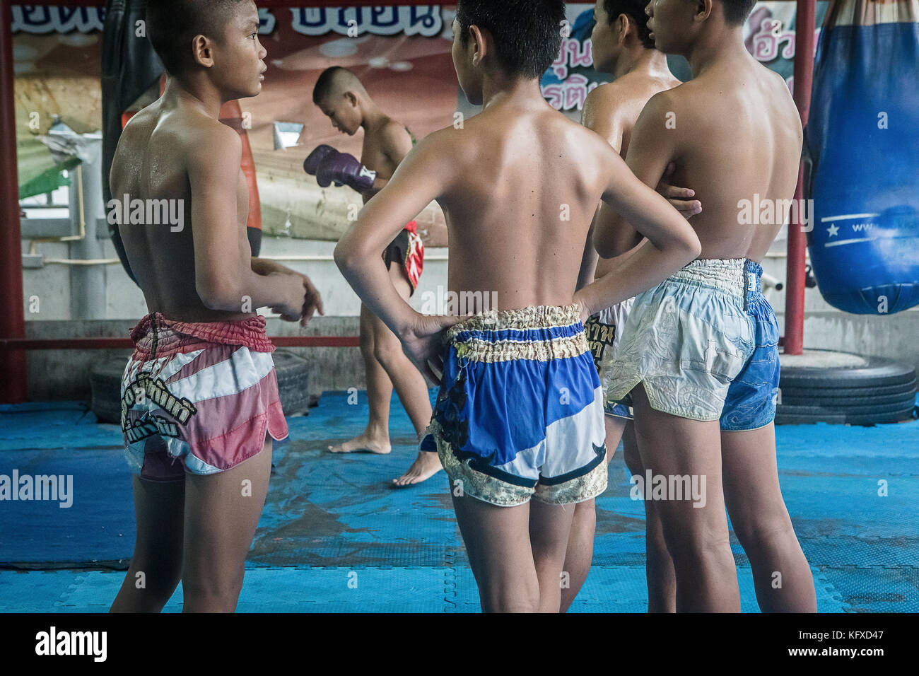 Bambini durante l'allenamento, Muay thai Camp, Bangkok, Thailandia Foto  stock - Alamy