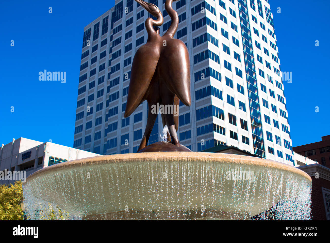 Statua e city scape Foto Stock