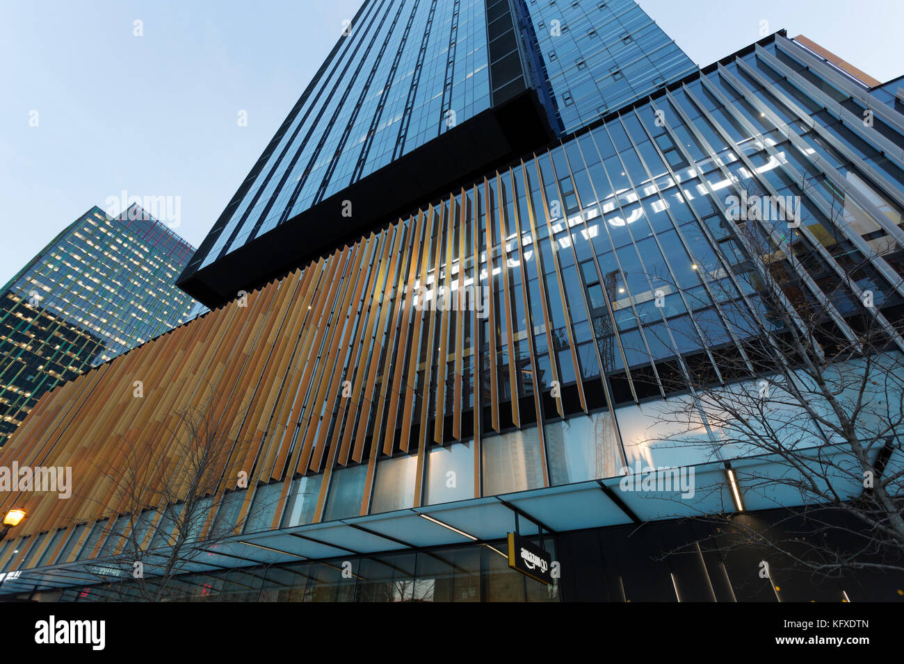 Seattle, Washington: "ciao mondo" accoglie i visitatori al giorno 1 la costruzione presso Amazon campus urbano nel quartiere di belltown. lo sviluppo è bei Foto Stock