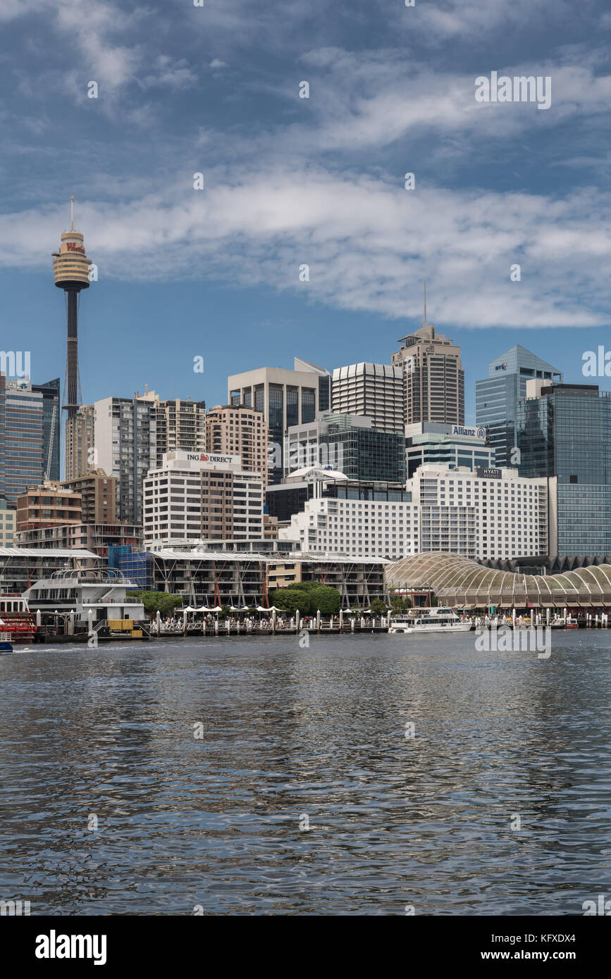 Sydney, Australia - 21 marzo 2017: angolo sud-est del porto di Darling skyline sotto il cielo blu con nuvole bianche. ristoranti, barche e sky tower. Foto Stock