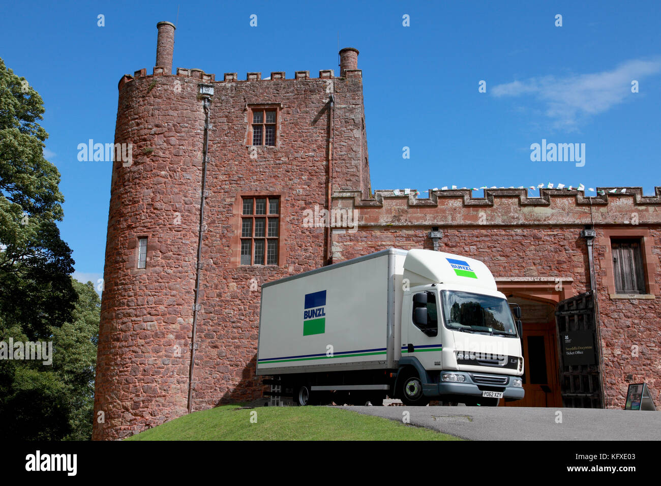 Un autocarro bunzl consegna delle forniture di Powis Castle vicino a welshpool, Galles Foto Stock