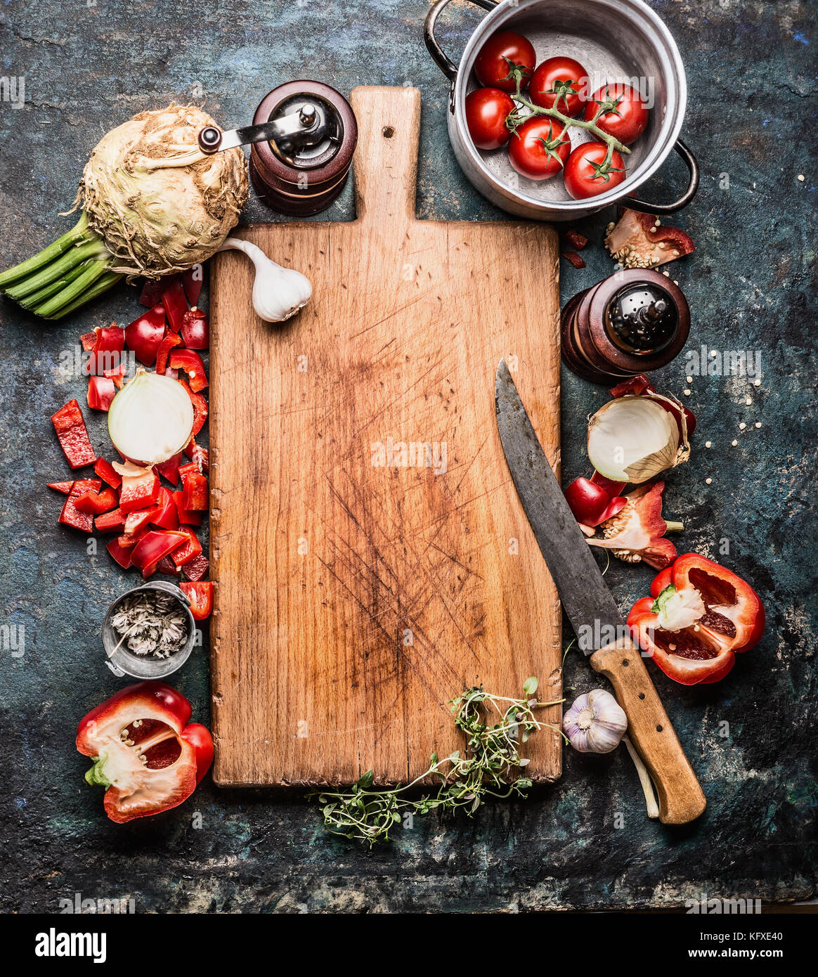 Tagliere in legno con verdure biologiche e coltello da cucina
