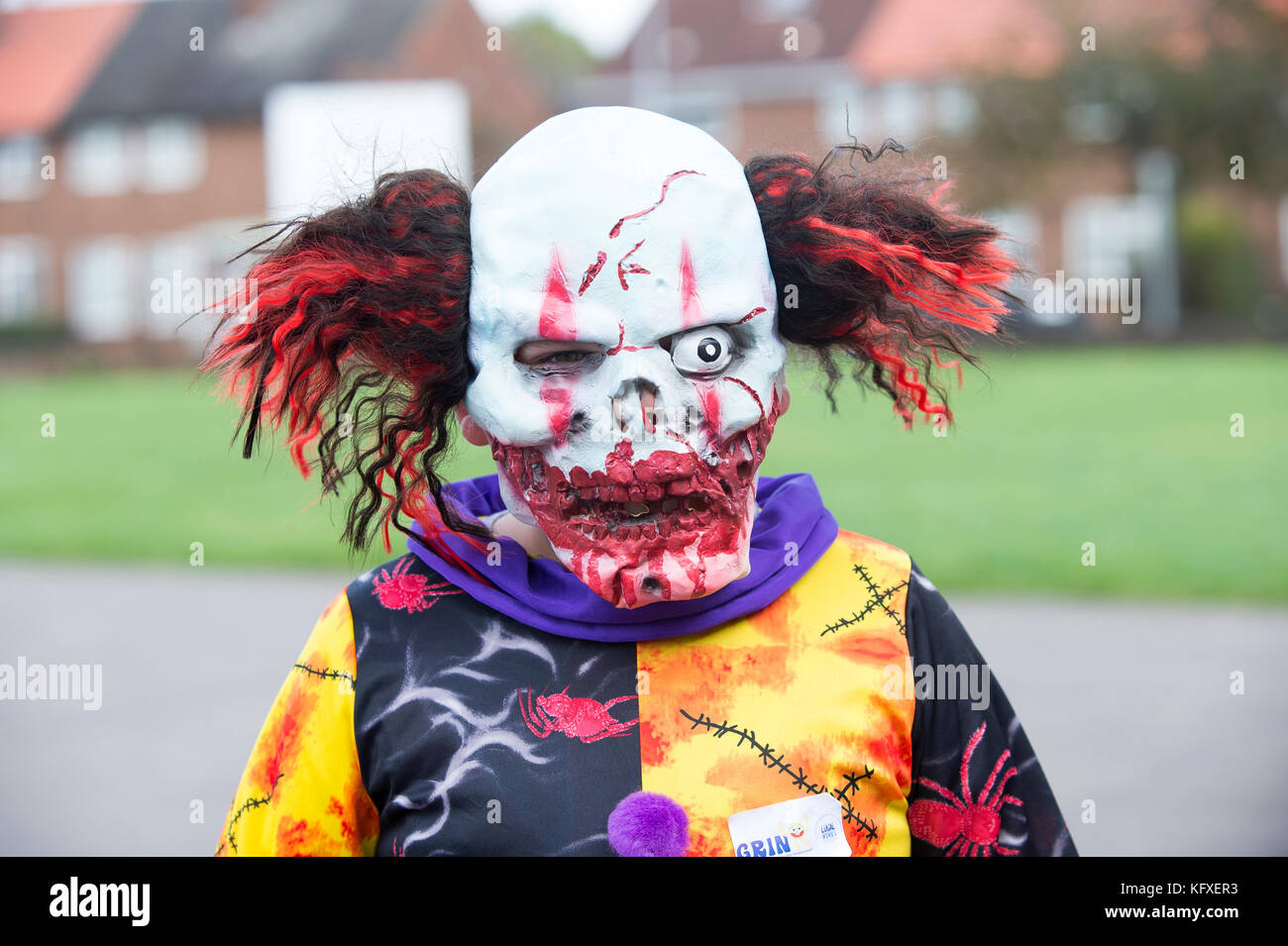 Un manichino che indossa un colorato costume da clown e una spaventosa  maschera di gomma. All'interno dell'avventura di Halloween a Broadway nel  Greenwich Village Foto stock - Alamy